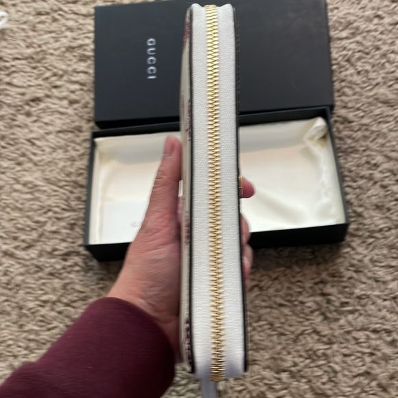 Like New Rare Gucci Berry Strawberry Cherry Interlocking GG Long Zip Wallet - Picture 6 of 11